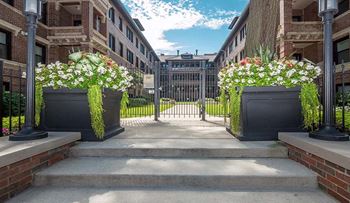 Courtyard at reside on irving park